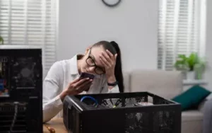 Mujer preocupada en empresa por daño en equipos de cómputo