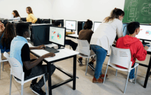 Computadores portátiles usados por estudiantes en aula digital