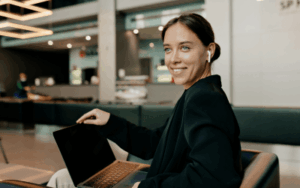Profesional usando portátil en entorno corporativo con equipos listos desde el primer día