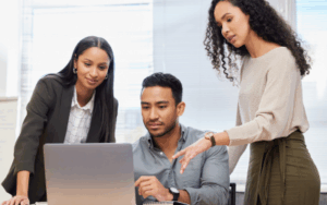 alquiler de computadores para empresas comparado con compra de equipos en oficina moderna